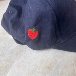 Haftowana czapka z daszkiem truskawka