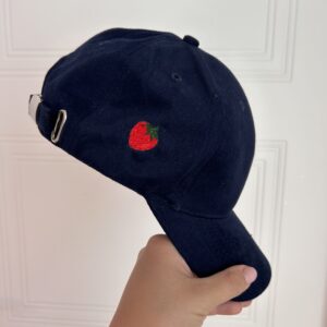 Haftowana czapka z daszkiem truskawka
