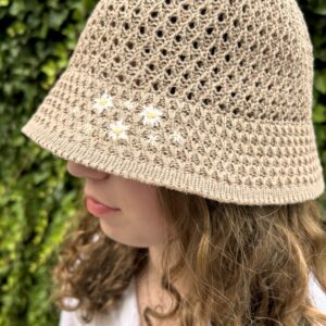 Haftowany kapelusik stokrotki