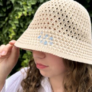 Haftowany kapelusik niezapominajki -jasny