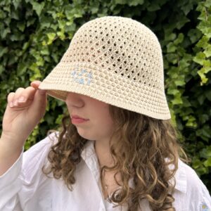 Haftowany kapelusik niezapominajki -jasny