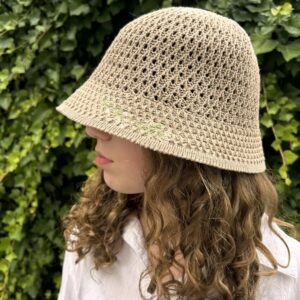 Haftowany kapelusik kwiatowy bukiet