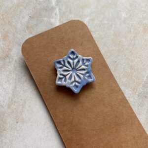 Ceramiczna przypinka – śnieżynka