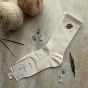 Skarpetki dziewiarki z haftem – różowy