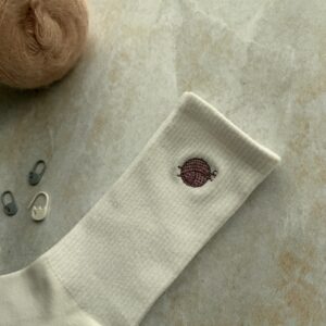 Skarpetki dziewiarki z haftem – różowy