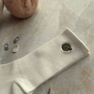 Skarpetki dziewiarki z haftem – zielony