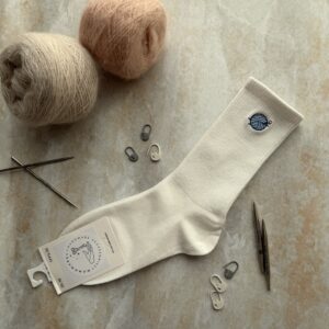 Skarpetki dziewiarki z haftem – błękitny