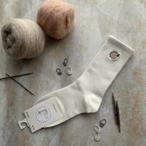 Skarpetki dziewiarki z haftem – brązowy