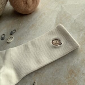 Skarpetki dziewiarki z haftem – brązowy