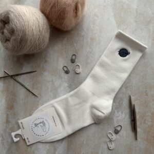 Skarpetki dziewiarki z haftem – niebieski