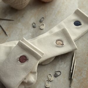 Skarpetki dziewiarki z haftem – niebieski