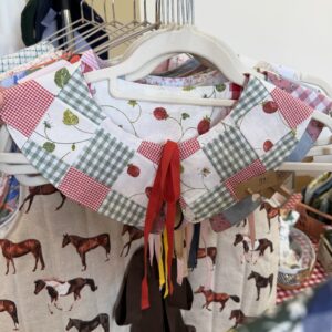Kołnierzyk patchwork truskawki